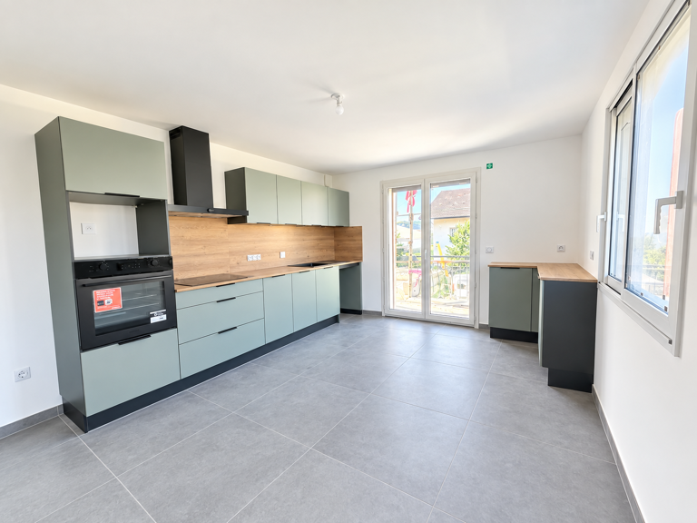 Appartement T4 entièrement rénové avec terrasse — photo 1