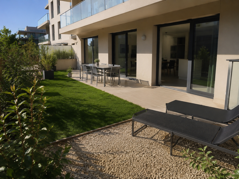 Disponible immédiatement ! Magnifique 4 pièces en rez-de-jardin avec terrasse et jardin privatif — photo 1