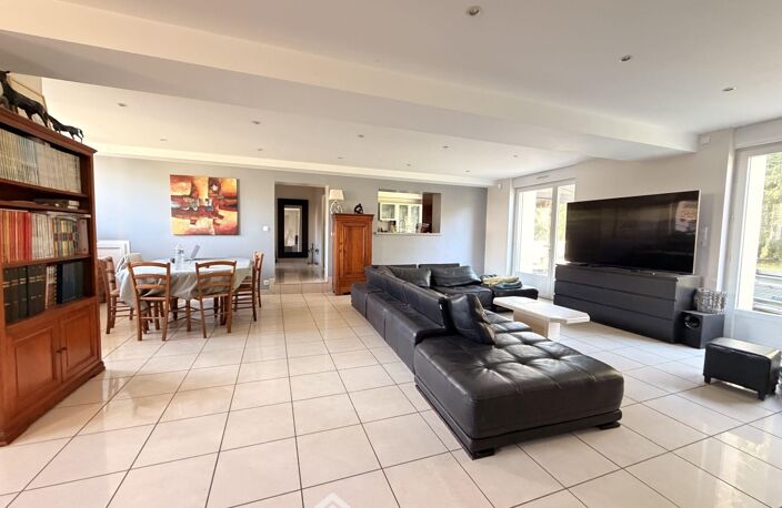 Maison - 235m² - BRUYERES ET MONTBERAULT — photo 4