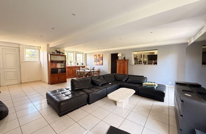 Maison - 235m² - BRUYERES ET MONTBERAULT — photo 5