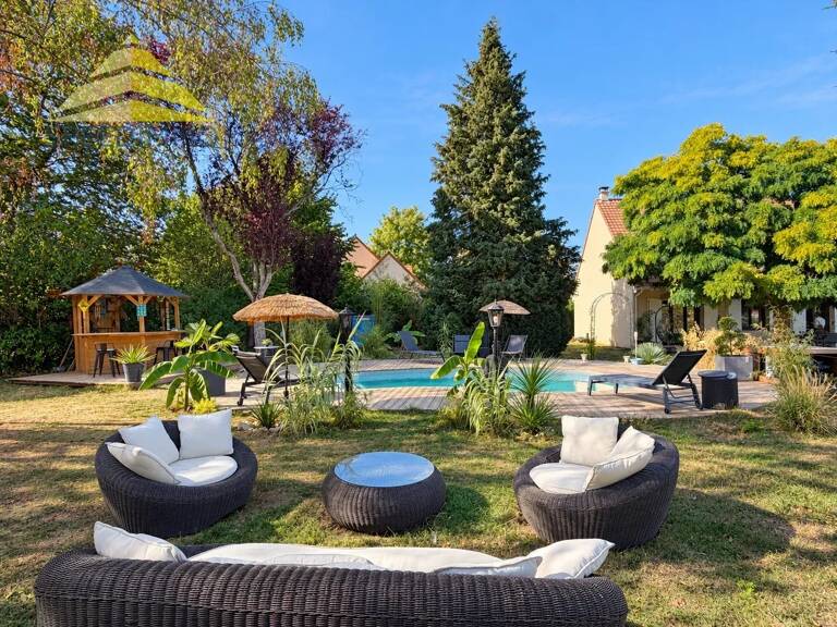 Mandres-les-Roses – Maison familiale avec piscine sur un terrain de 1 309 m² — photo 1