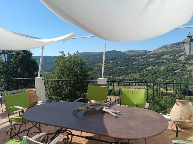 COURSEGOULES – ANCIENNE AUBERGE DE CARACTÈRE – 393 M² – PROJET TOURISTIQUE OU INVESTISSEMENT — photo du bien
