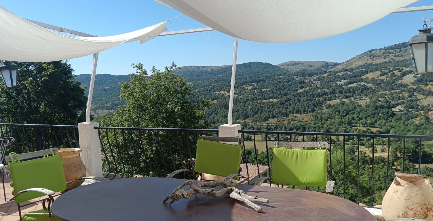 COURSEGOULES – ANCIENNE AUBERGE DE CARACTÈRE – 393 M² – PROJET TOURISTIQUE OU INVESTISSEMENT — photo 1