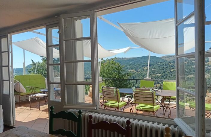 COURSEGOULES – ANCIENNE AUBERGE DE CARACTÈRE – 393 M² – PROJET TOURISTIQUE OU INVESTISSEMENT — photo 2