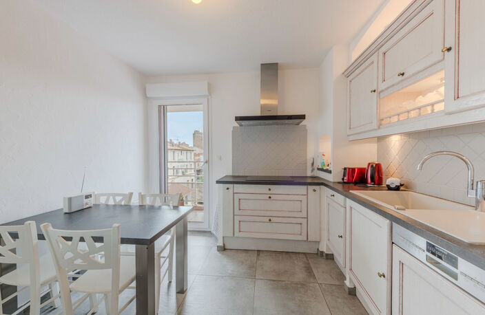 SAINT RAPHAEL APPARTEMENT DERNIERE ETAGE CENTRE VILLE TERRASSE ET GARAGE AU CALME — photo 2