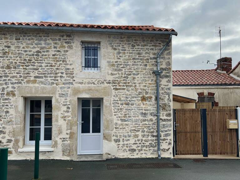 Maison en centre ville - 2 chambres - SAINT JEAN D\'HERMINE - 85210 — photo 1