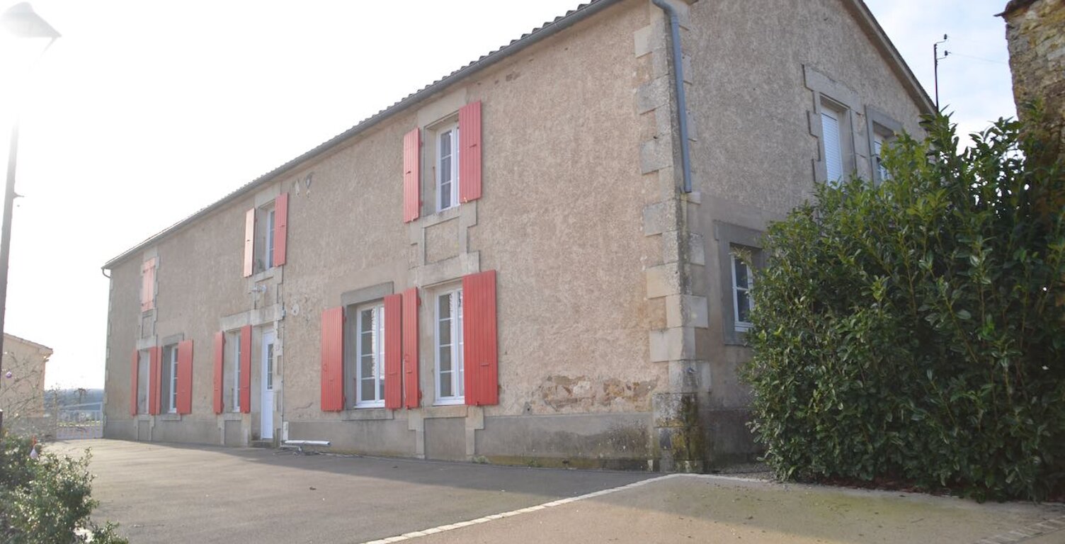 Jolie maison rénovée d\'environ 260m2 - A  SAINT LAURENT DE LA SALLE - 85410 — photo 1