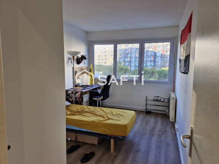 appartement avec belle surface , 3 CHAMBRES , clair et au calme . — photo 1