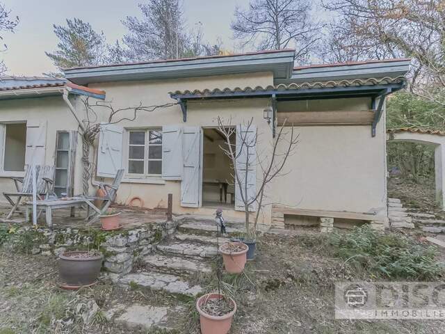 Maisonnette à rénover avec belles vues sur la vallée — photo du bien