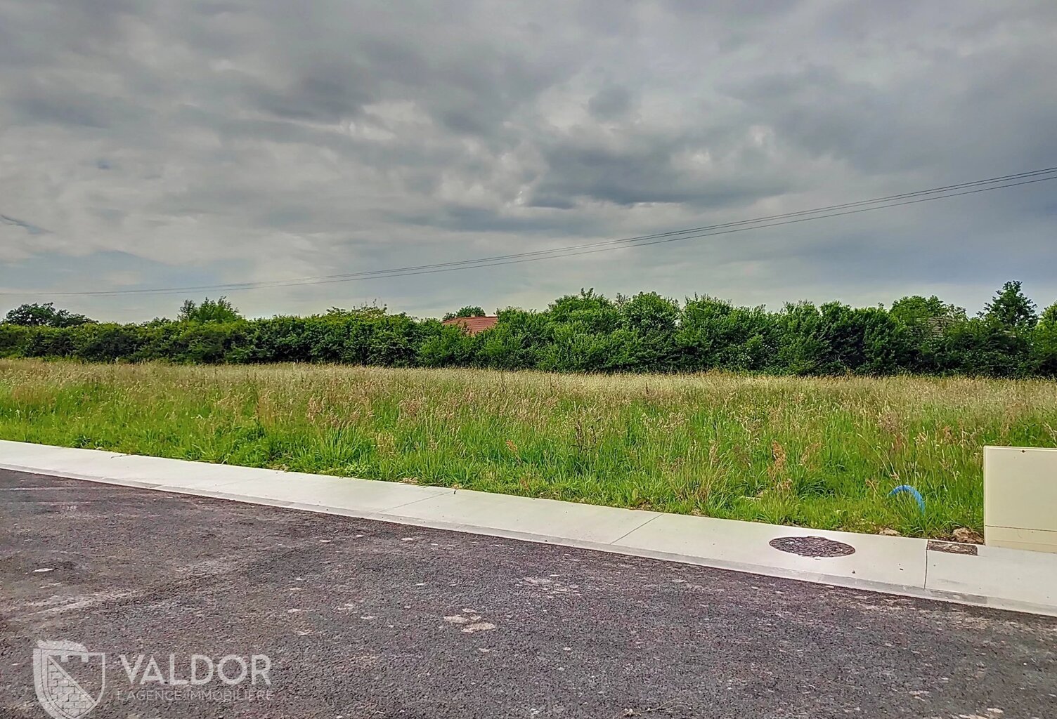 Marlieux – Terrain constructible viabilisé avec permis purgé pour projet résidentiel — photo 1