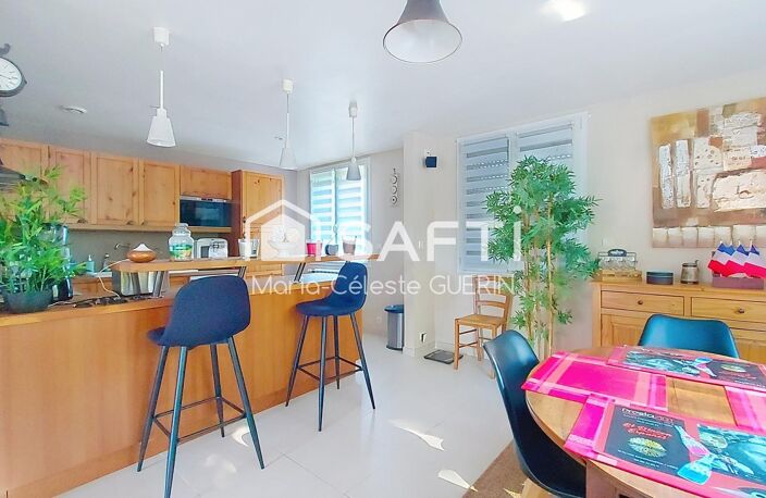 Maison chaleureuse, cadre verdoyant, vie de famille paisible — photo 4