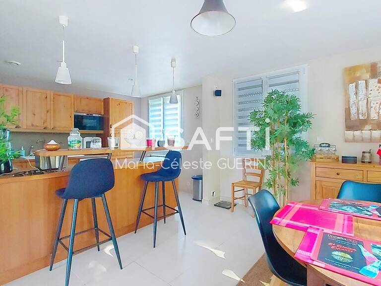 Maison chaleureuse, cadre verdoyant, vie de famille paisible — photo 1