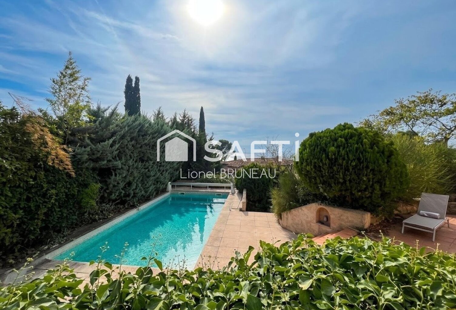 Vue mer d'exception à Sanary-sur-Mer : villa lumineuse de 135 m², grande piscine et jardin arboré, au calme absolu proche des plages. — photo 1