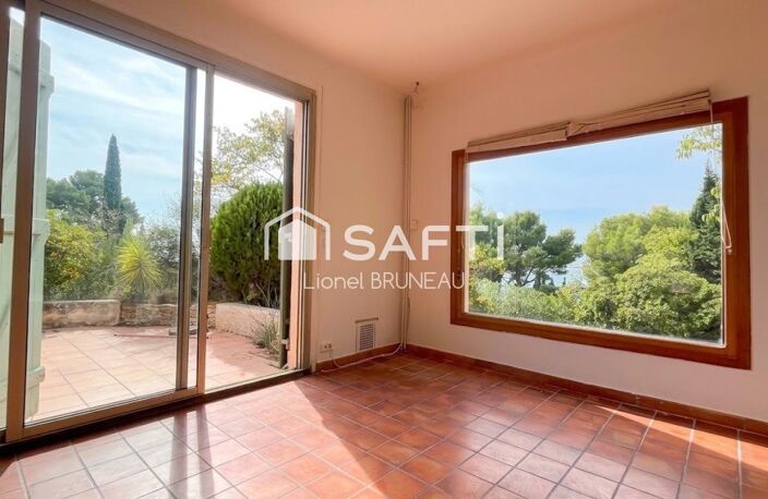 Vue mer d'exception à Sanary-sur-Mer : villa lumineuse de 135 m², grande piscine et jardin arboré, au calme absolu proche des plages. — photo 3