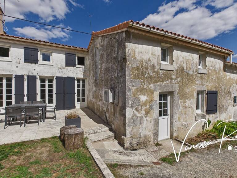 Maison Charentaise de 150 m² Dépendances et 2000m² de jardin — photo 1