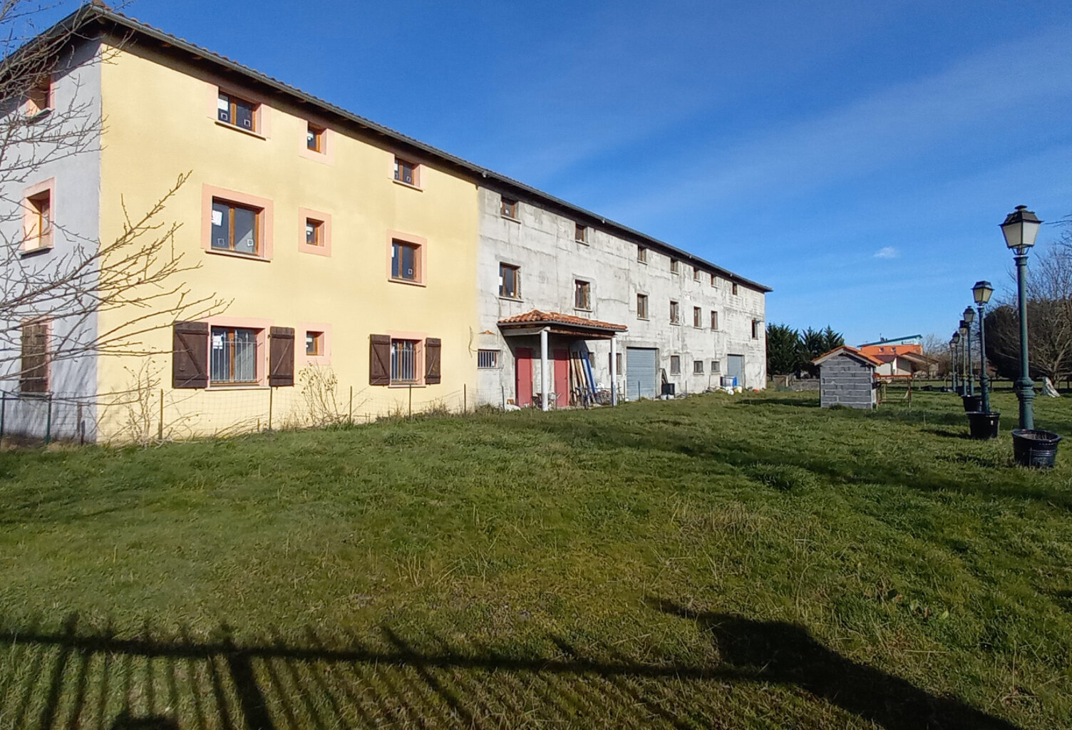 Ensemble immobilier sur 11360m2 de terrain — photo 1