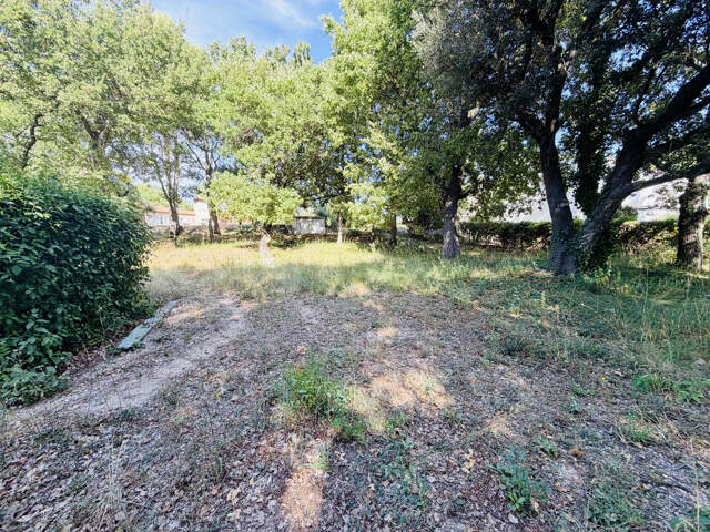 ÉGUILLES   TERRAIN À BÂTIR DE 1 089 M2   ENVIRONNEMENT RÉSID — photo du bien
