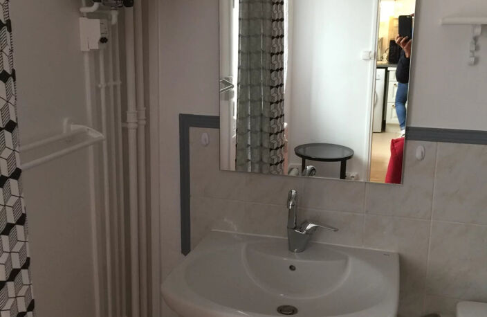 Poitiers-- Proche Blossac- Studio meublé 24m2 — photo 5