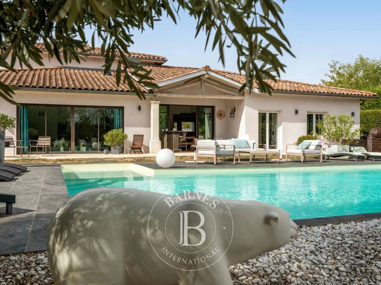 Sathonay Village - Maison de 290 m² - 5 chambres - piscine — photo 1