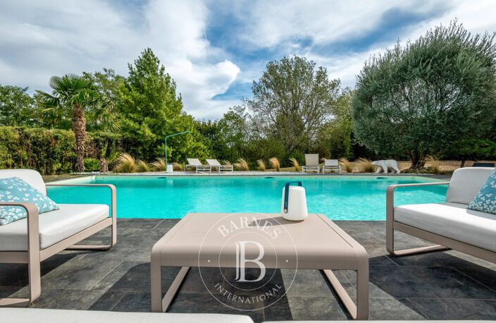 Sathonay Village - Maison de 290 m² - 5 chambres - piscine — photo 2