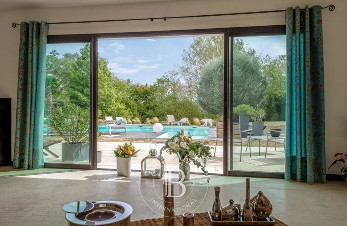 Sathonay Village - Maison de 290 m² - 5 chambres - piscine — photo 3