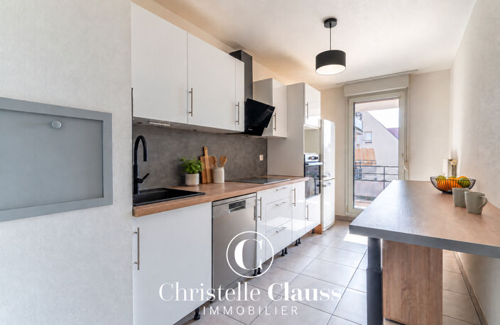 Appartement F3 rénové avec deux chambres, terrasse et garage — photo 2