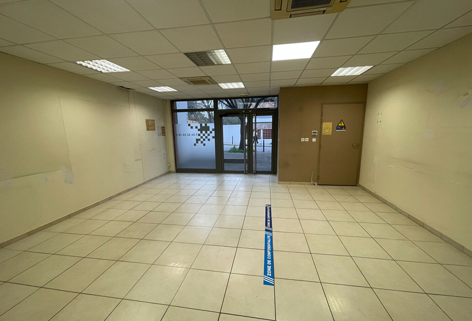 Local 114 m2 - Duranne — photo 1
