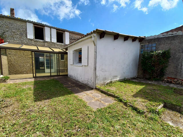 Authentique maison de village à rénover - Charme, dépendance en pierre et beau potentiel à 1,5 km des plages — photo du bien