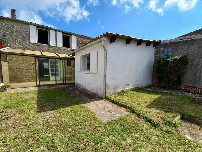 Authentique maison de village à rénover - Charme, dépendance en pierre et beau potentiel à 1,5 km des plages — photo 1