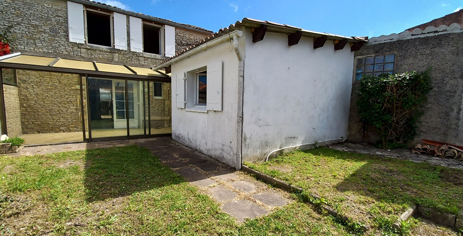 Authentique maison de village à rénover - Charme, dépendance en pierre et beau potentiel à 1,5 km des plages — photo 1
