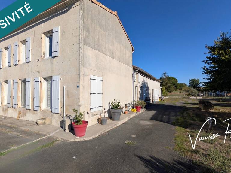 Maison charentaise avec 3 chambres, garage, dépendances et jardin — photo 1