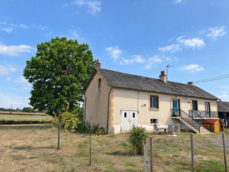 À La Nocle-Maulaix, découvrez cette maison surélevée au calme, sur plus de 4 000 m² de terrain,3 chambres, une salle de douche, un garage, un sous-sol et un grand abri couvert — photo 1