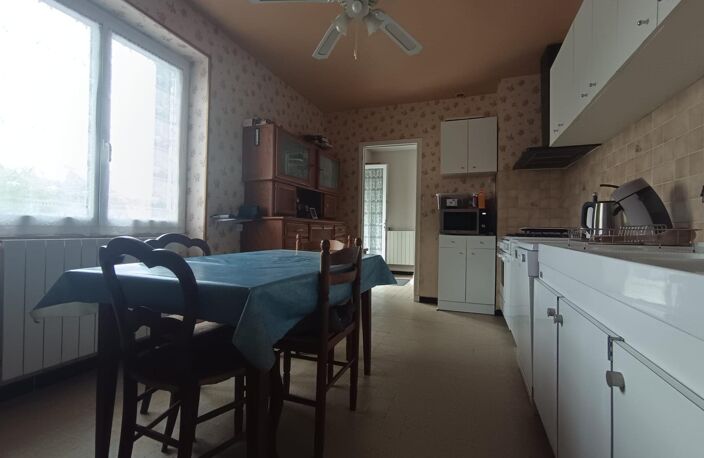 À La Nocle-Maulaix, découvrez cette maison surélevée au calme, sur plus de 4 000 m² de terrain,3 chambres, une salle de douche, un garage, un sous-sol et un grand abri couvert — photo 2