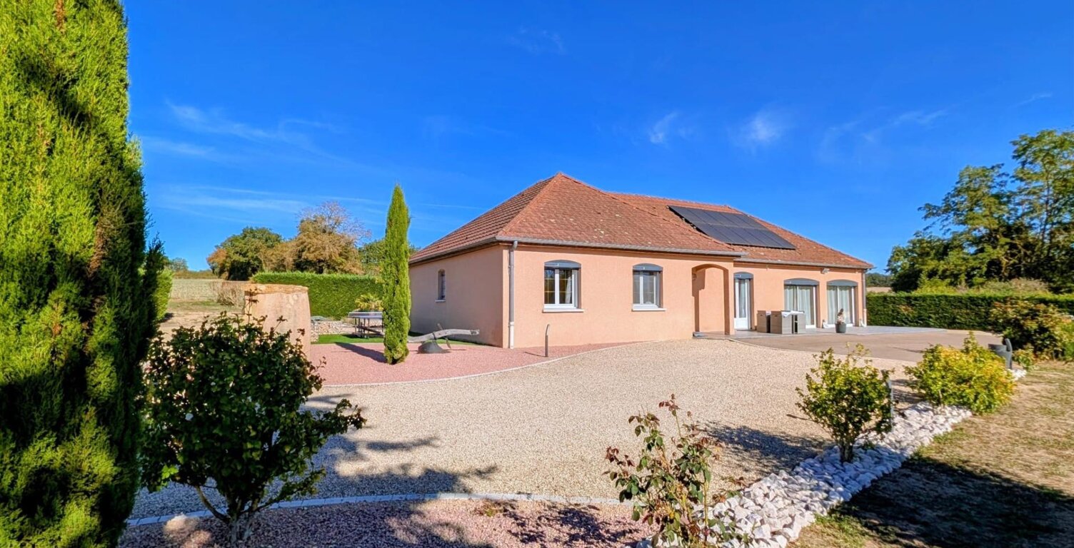 SAINT-YAN  Villa de plain-pied rénovée avec piscine — photo 1