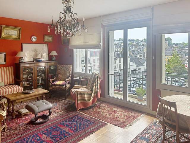 APPARTEMENT LUMINEUX AVEC ASCENSEUR, GARAGE ET CAVE — photo du bien