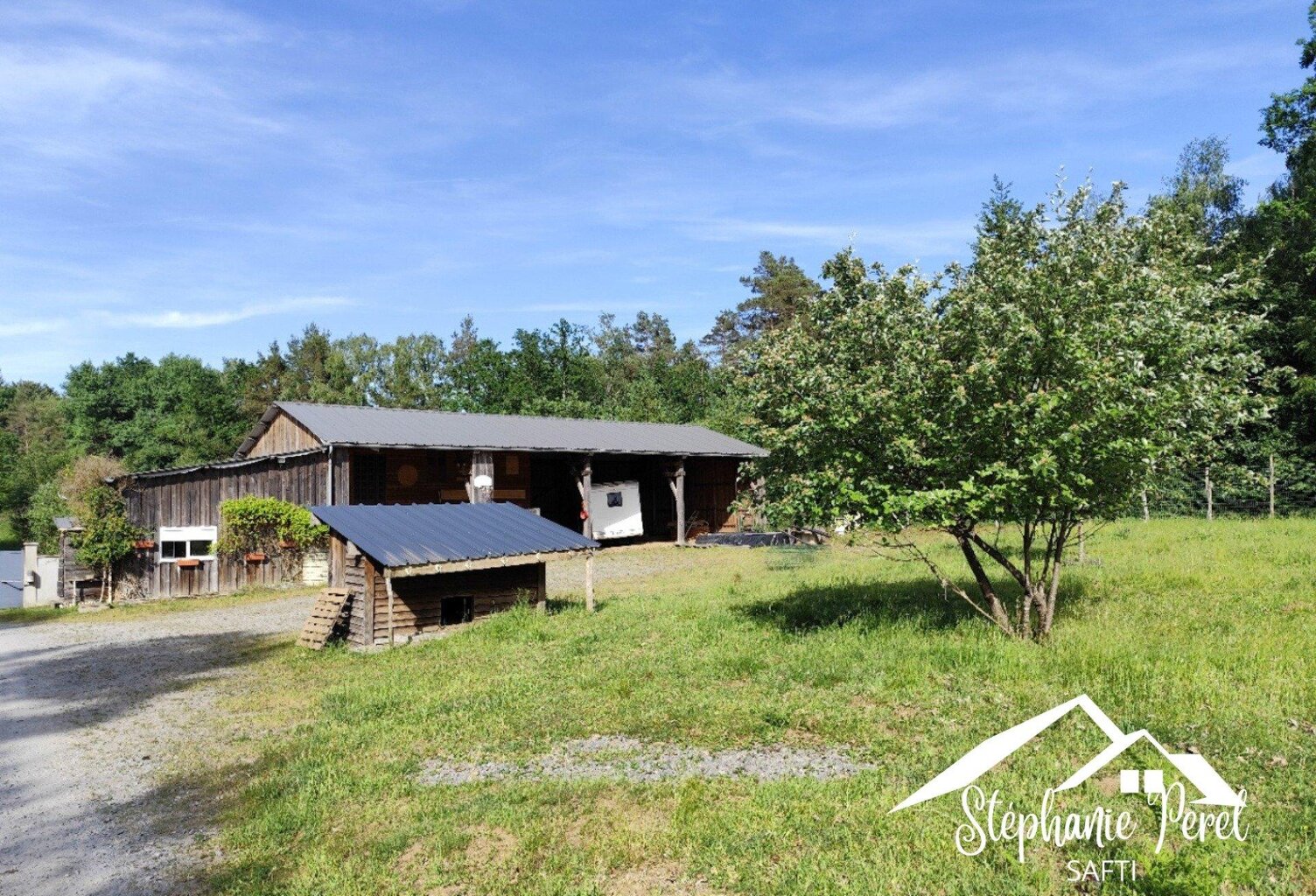 Bâtiment de 300 m² avec 1,44 hectare de terrain  de nombreuses possibilités d'exploitation — photo 1