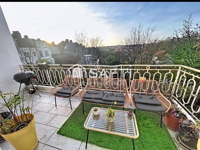 Belle terrasse, commerces et écoles à proximité — photo du bien