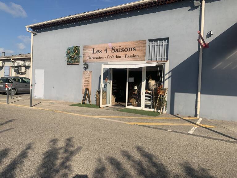 Local commercial de 99 m² situé dans la zone commerciale du Coll — photo 1