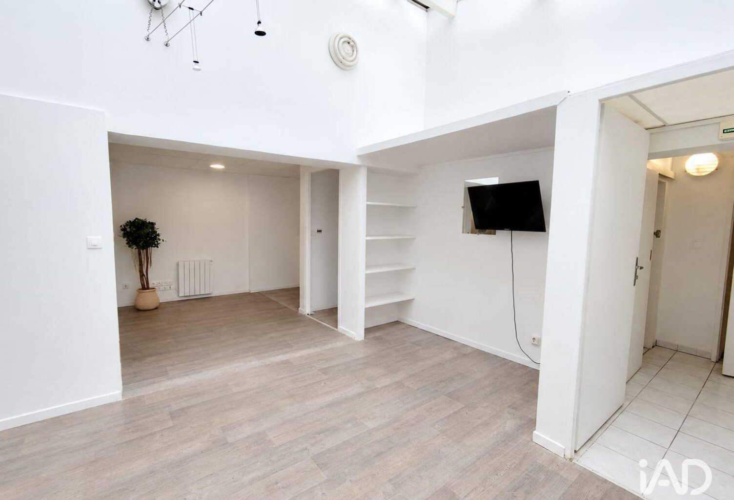 Location Local d'activités 76 m&sup2; — photo 1