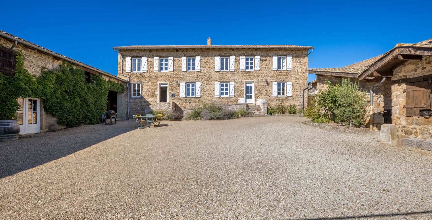 BEAUJOLAIS DES CRUS, PROPRIETE EN PIERRES, 6 CHAMBRES, GITE, PARCELLE DE VIGNES — photo 1