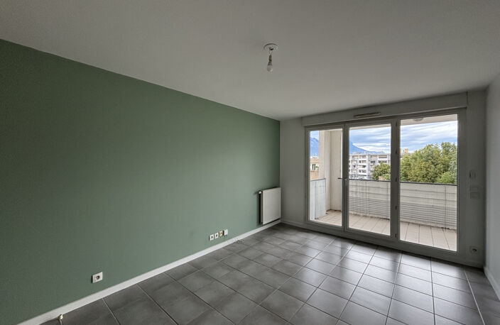 T2 AVEC TERRASSE EYBENS — photo 3