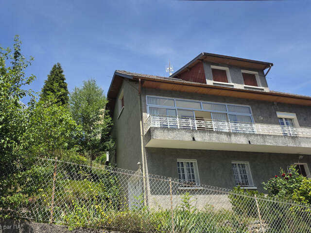Maison élevée sur deux niveaux avec terrain et garage — photo du bien