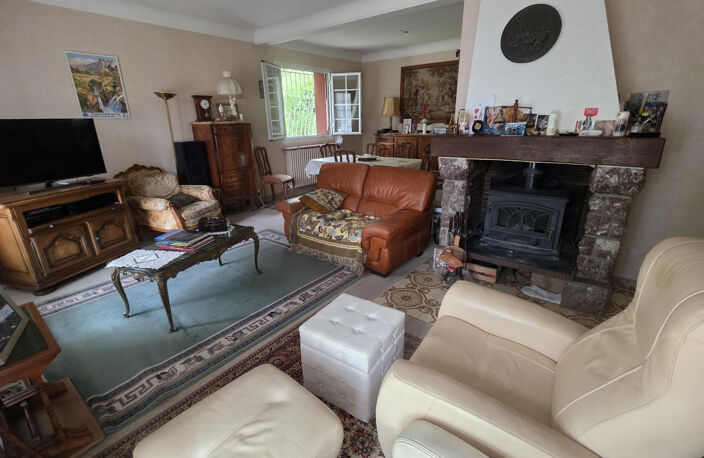 Maison élevée sur deux niveaux avec terrain et garage — photo 3