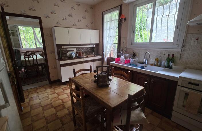 Maison élevée sur deux niveaux avec terrain et garage — photo 5