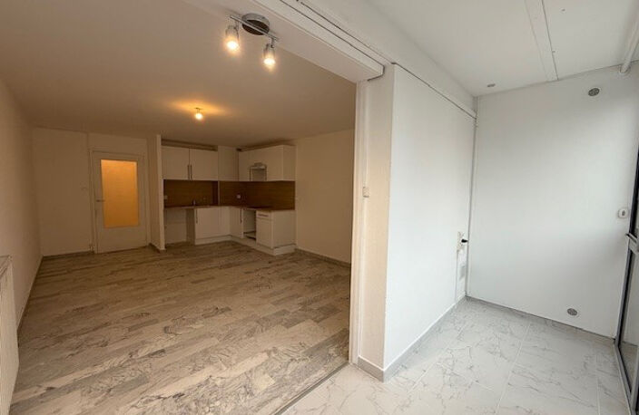 HYERES - STUDIO REFAIT A NEUF de 26.73 m2 + 4.78 m2 de LOGGIA + CAVE de 5m2 — photo 4