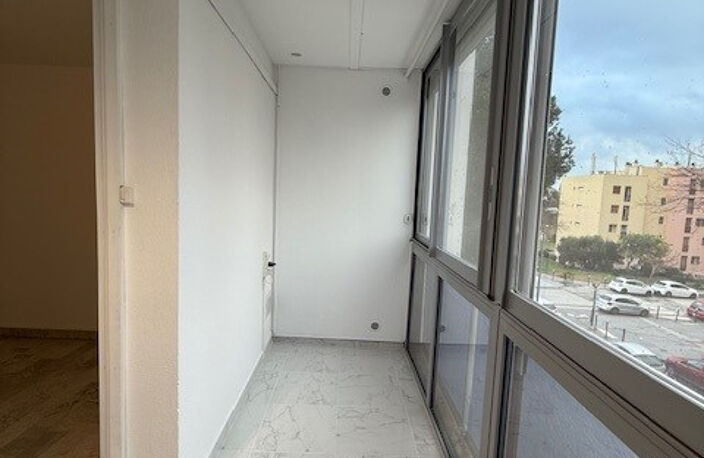 HYERES - STUDIO REFAIT A NEUF de 26.73 m2 + 4.78 m2 de LOGGIA + CAVE de 5m2 — photo 5