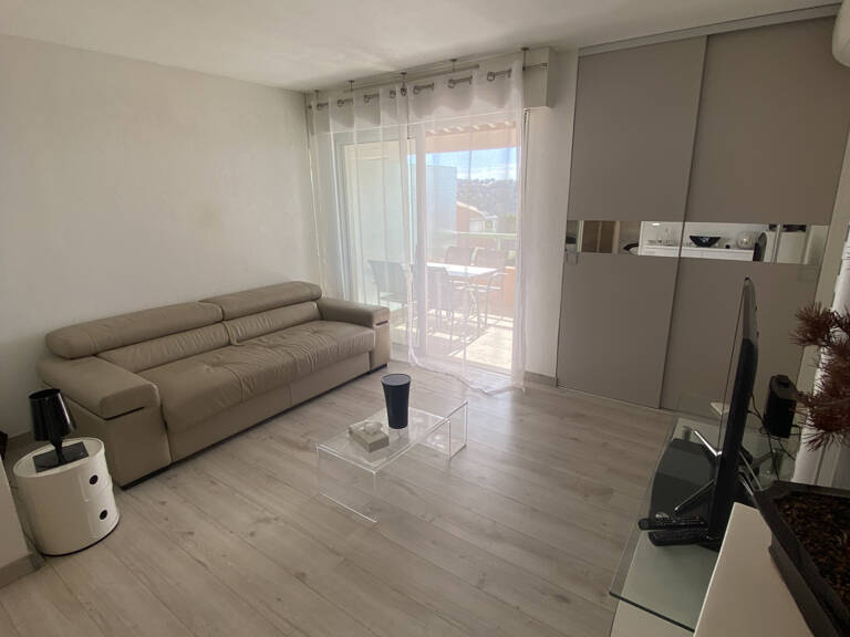 LOCATION A L'ANNEE STUDIO MEUBLE VALESCURE — photo 1