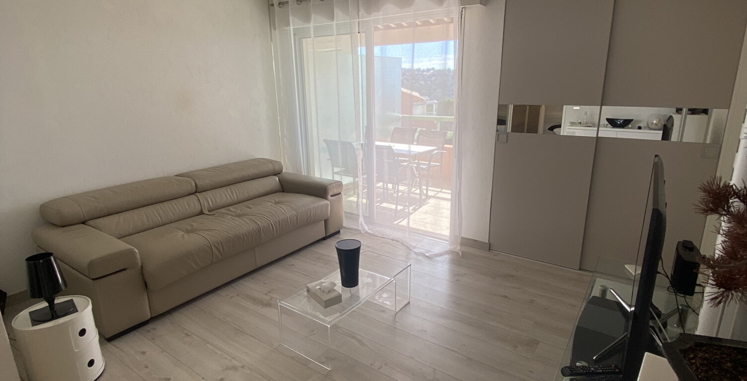 LOCATION A L'ANNEE STUDIO MEUBLE VALESCURE — photo 1