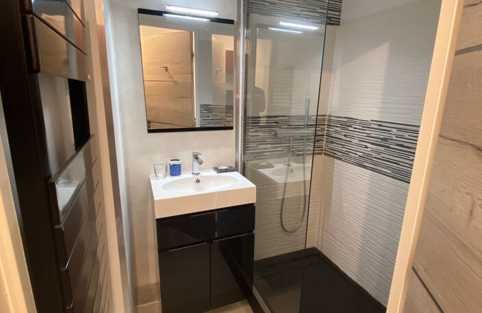 LOCATION A L'ANNEE STUDIO MEUBLE VALESCURE — photo 4
