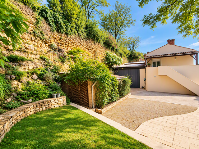 Maison en pierre de 151 m2, 3 chambres, garage et dépendance — photo du bien